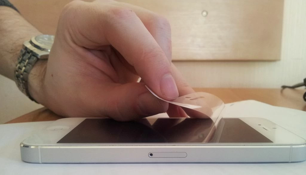 jak nakleic folie ochronna na ekran telefonu