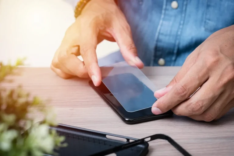 jak nakleic szklo na ekran telefonu