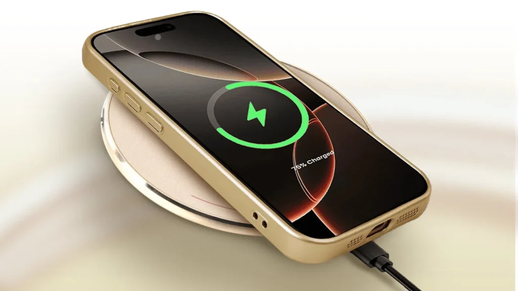 Smartfon ładujący na bezprzewodowej ładowarce.