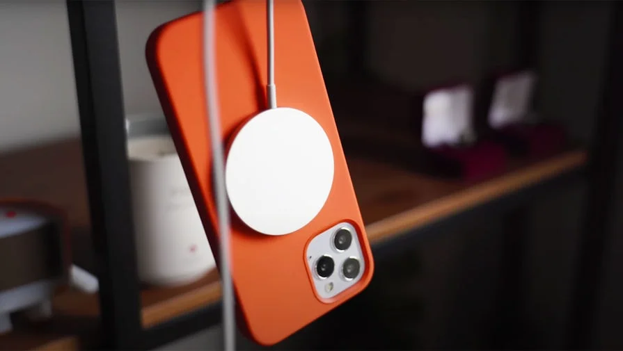 Czy ładowarka indukcyjna działa przez etui?