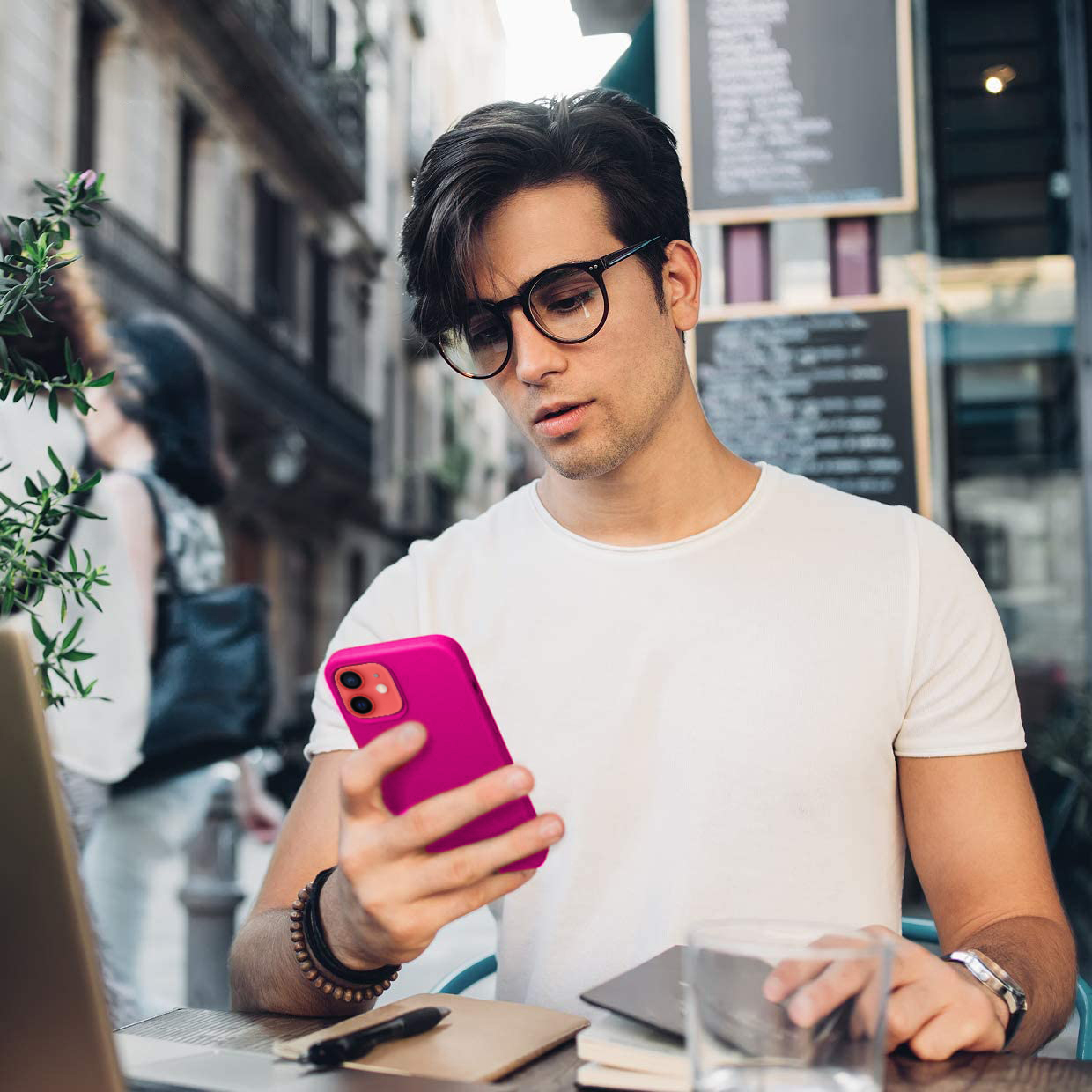 Etui do iPhone 12 silikonowe z mikrofibrą soft touch, różowe