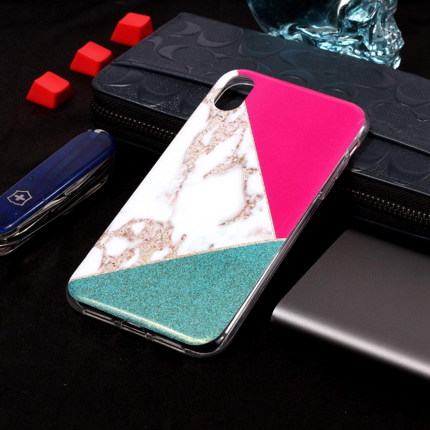 Etui do iPhone SE2022/SE2020/8/7 ze złotem trójkąty MARMUR brokat