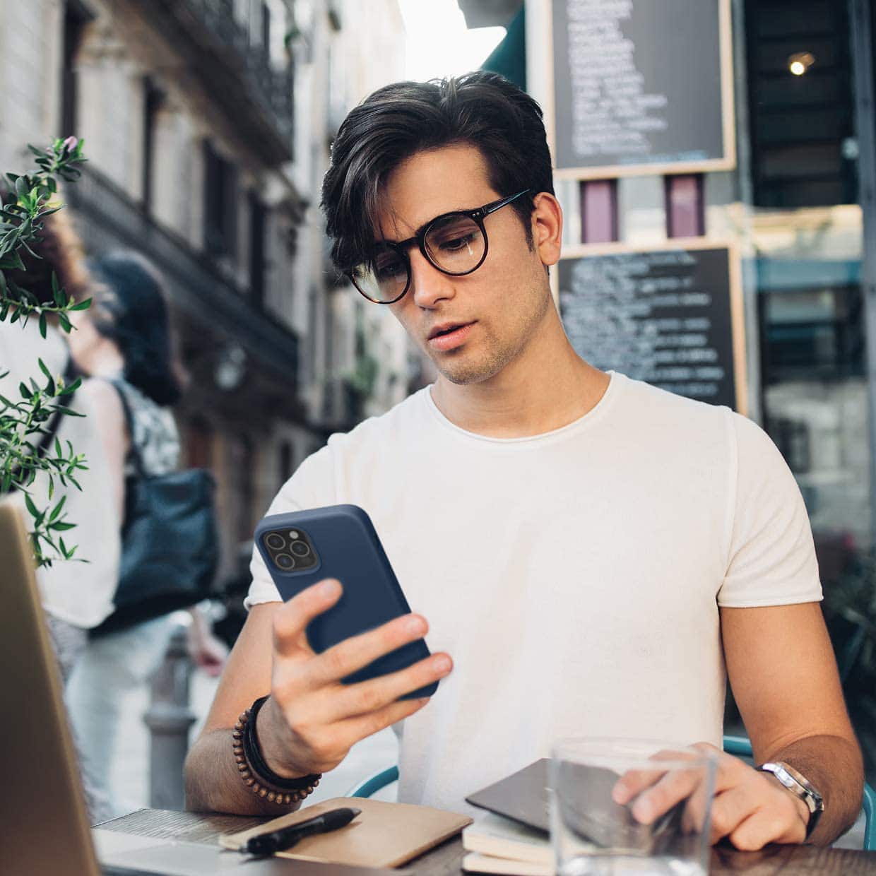 Etui do iPhone 12 Pro silikonowe z mikrofibrą soft touch, granatowe