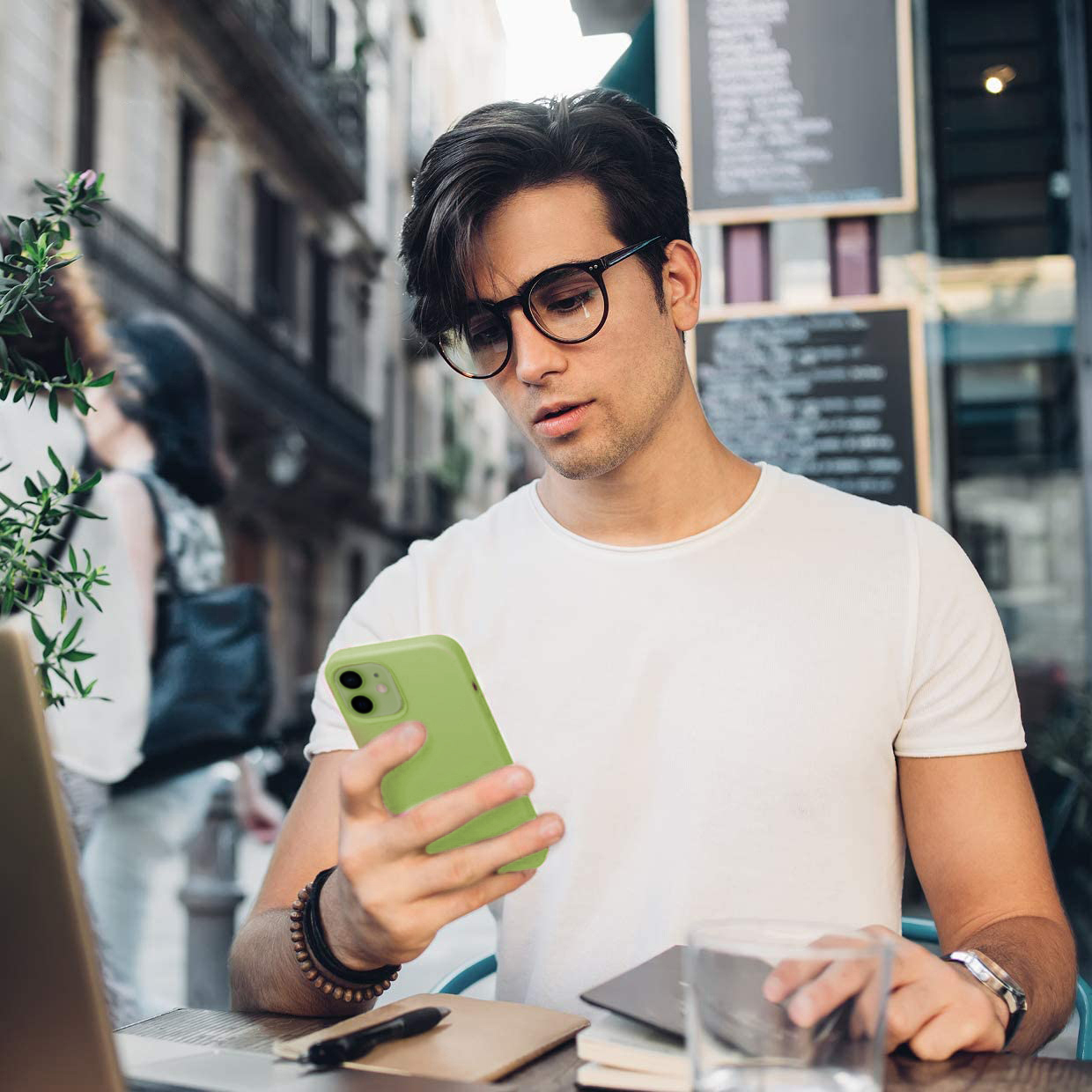 Etui do iPhone 12 silikonowe z mikrofibrą soft touch, jaśminowe zielone