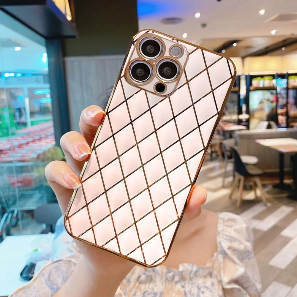 Etui do iPhone 13 Pro pudrowy róż ze złotym poszyciem w diamenty