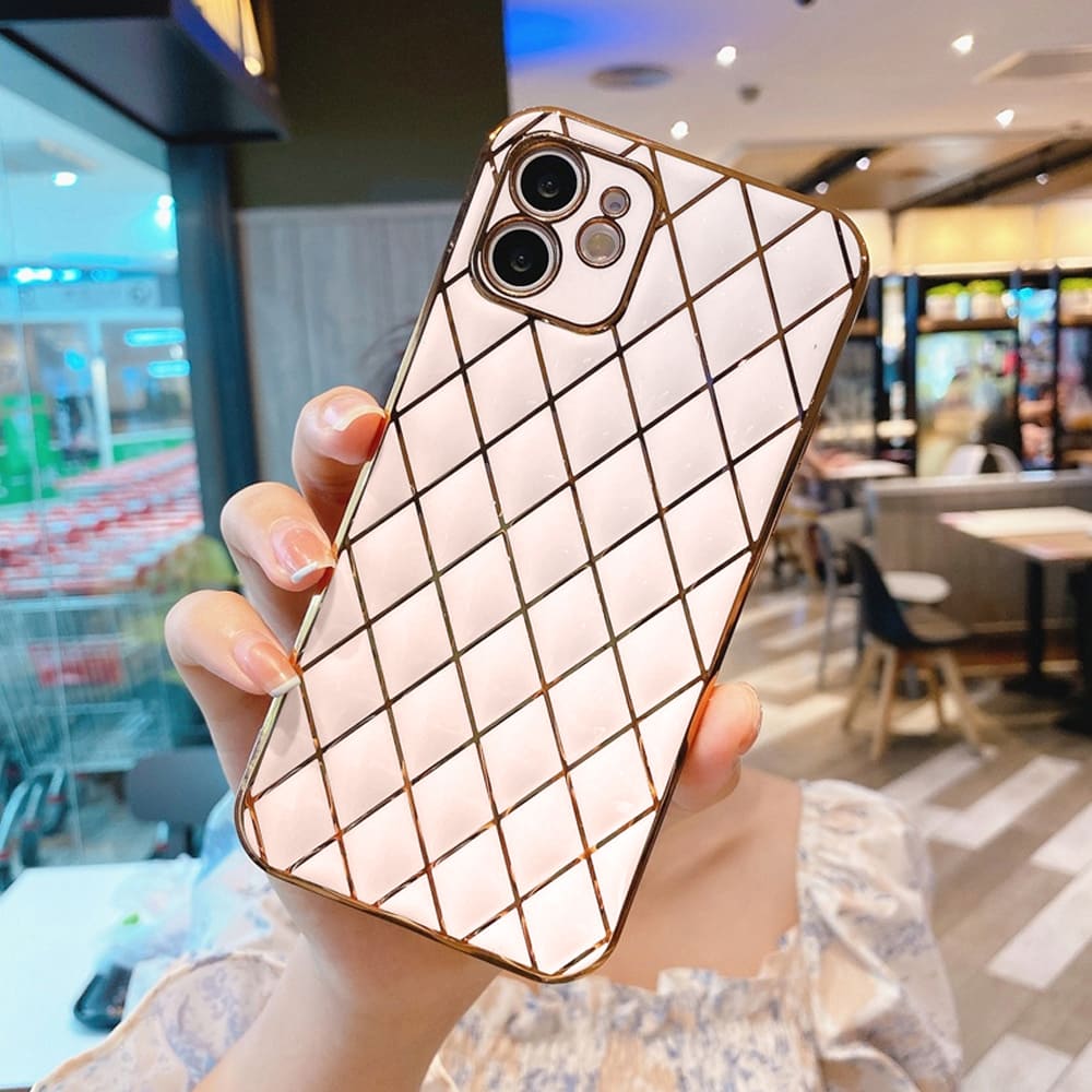 Etui do iPhone 11 pudrowy róż ze złotym poszyciem w diamenty