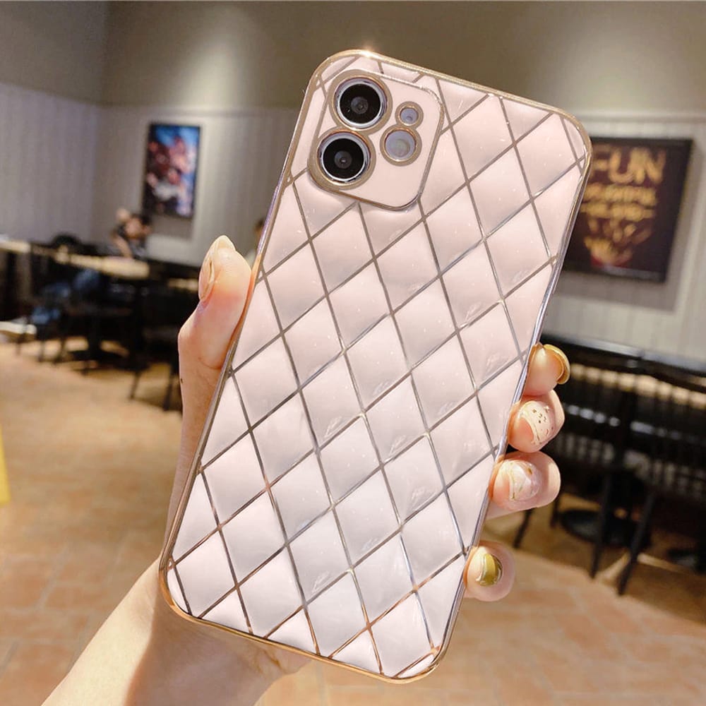 Etui do iPhone 11 pudrowy róż ze złotym poszyciem w diamenty