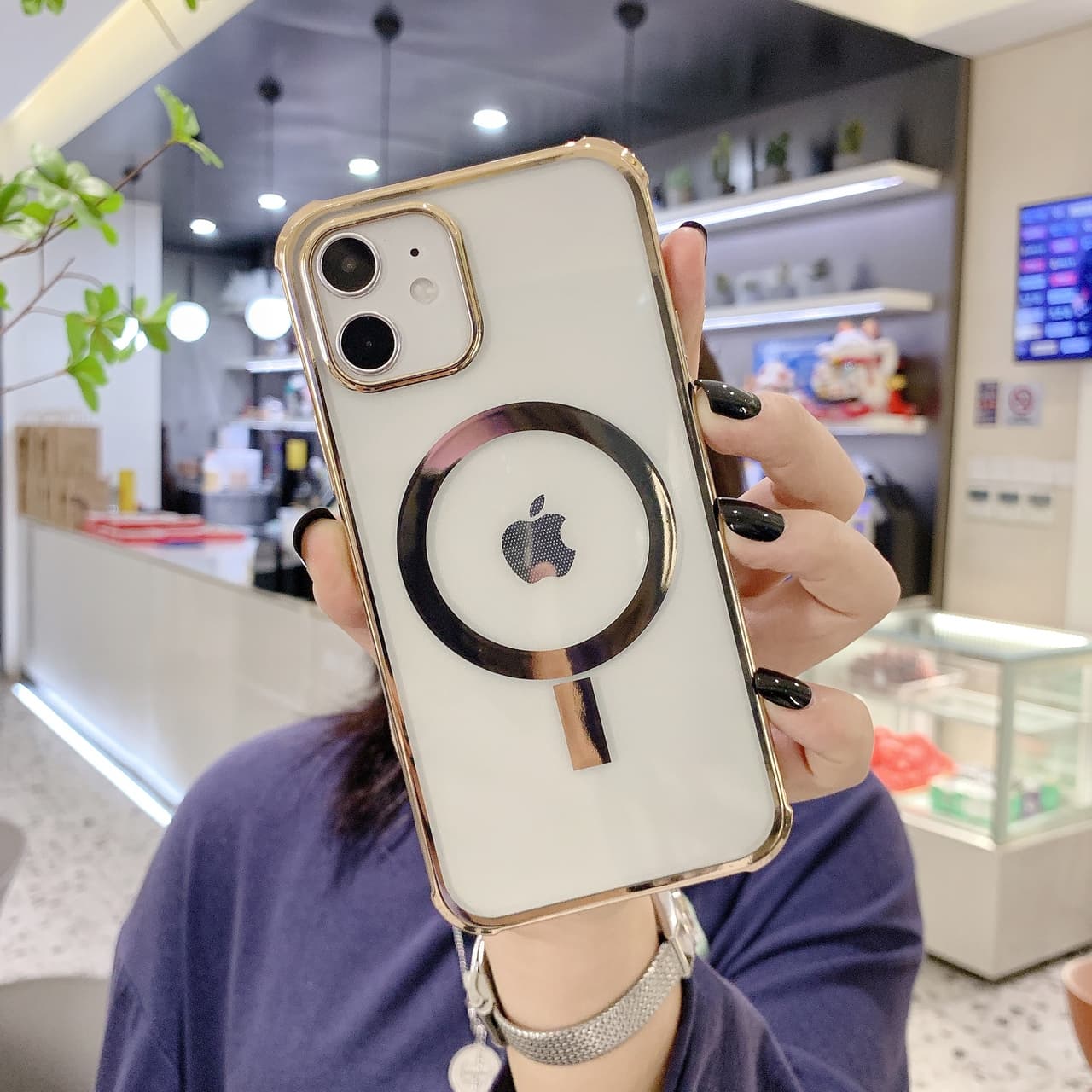 Etui do iPhone 12 MagSafe Protect transparentne ze złotą ramką (OUTLET)