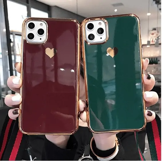 Etui do iPhone 12 Pro luksusowe z złotym sercem i zdobieniami bordowe