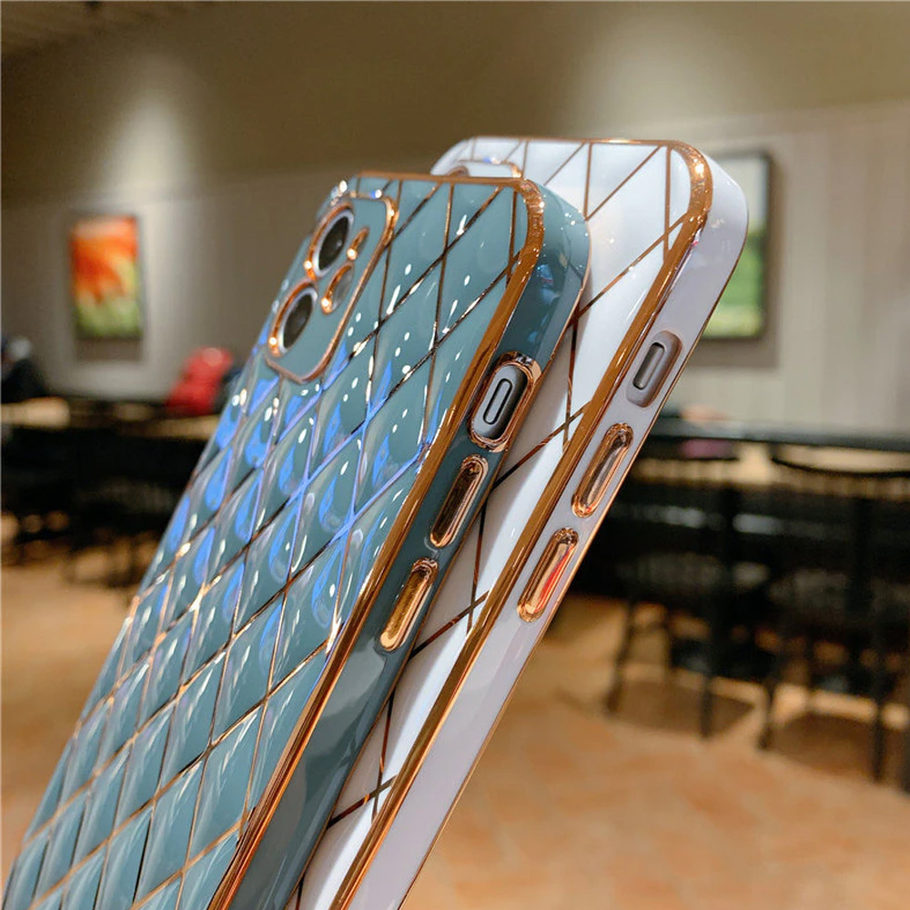 Etui do iPhone 12 białe alabastrowe ze złotym poszyciem w diamenty