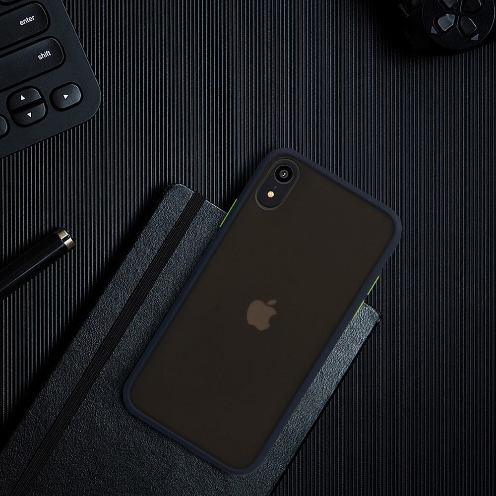 Granatowe ochronne etui z kolorowymi przyciskami do iPhone XR