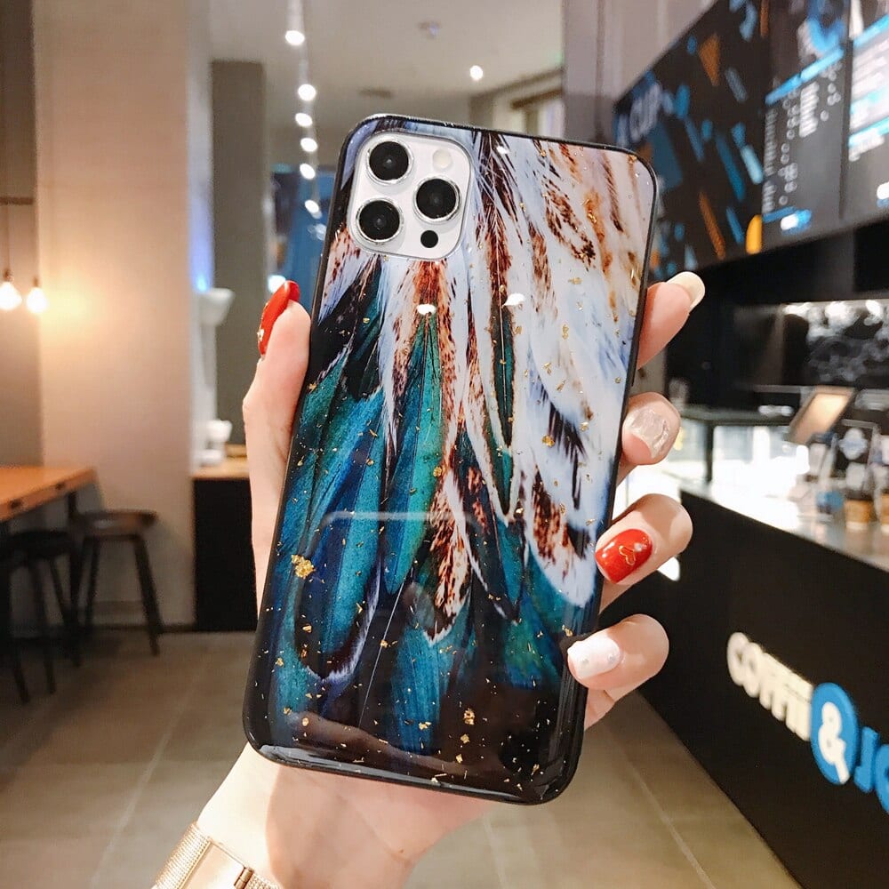 Etui do iPhone 13 Pro brokatowe zielone pióra z cząstkami złota