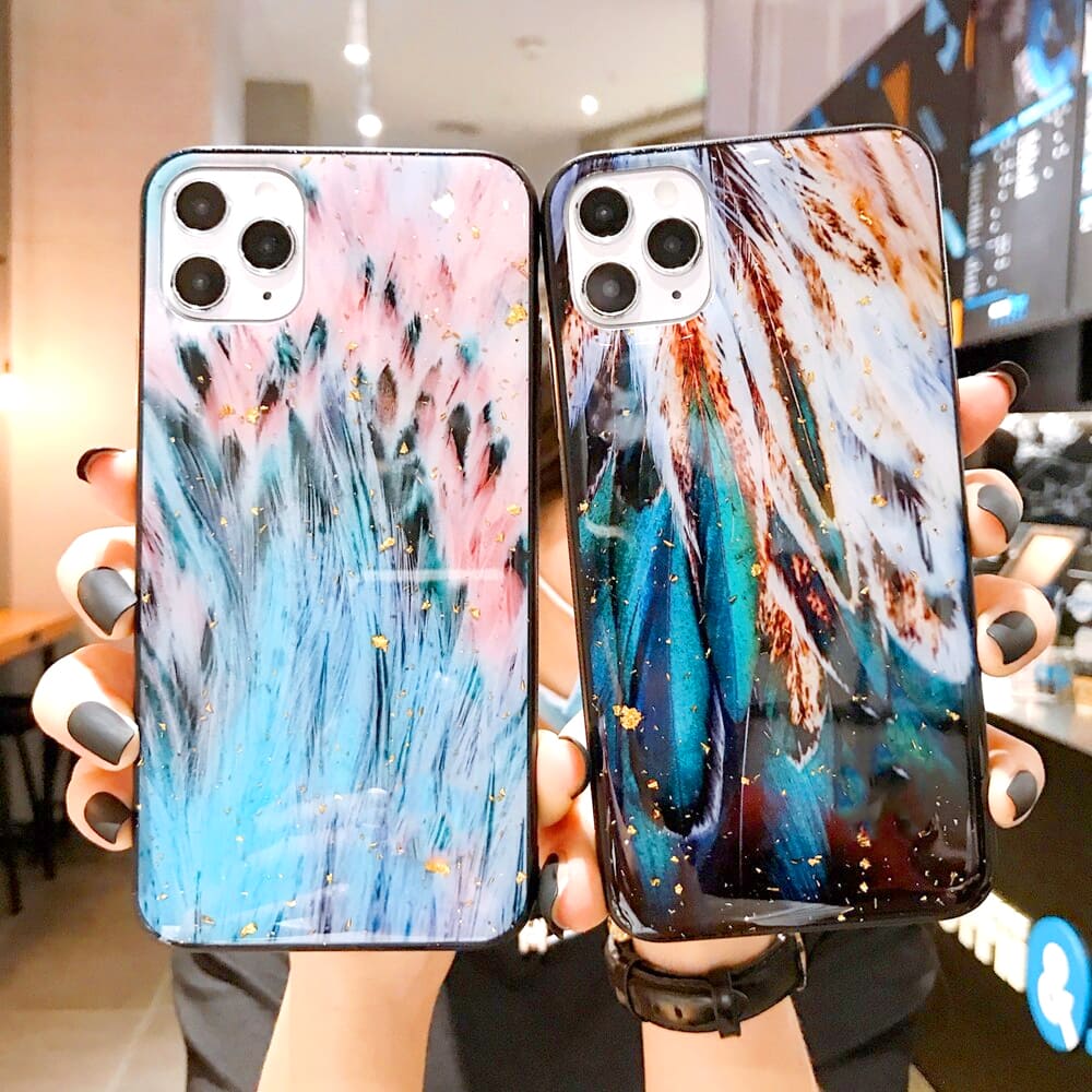 Etui do iPhone 13 Pro brokatowe zielone pióra z cząstkami złota