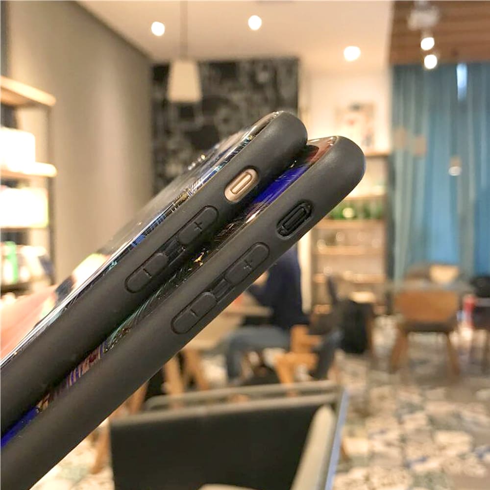 Etui do iPhone 13 brokatowe zielone pióra z cząstkami złota