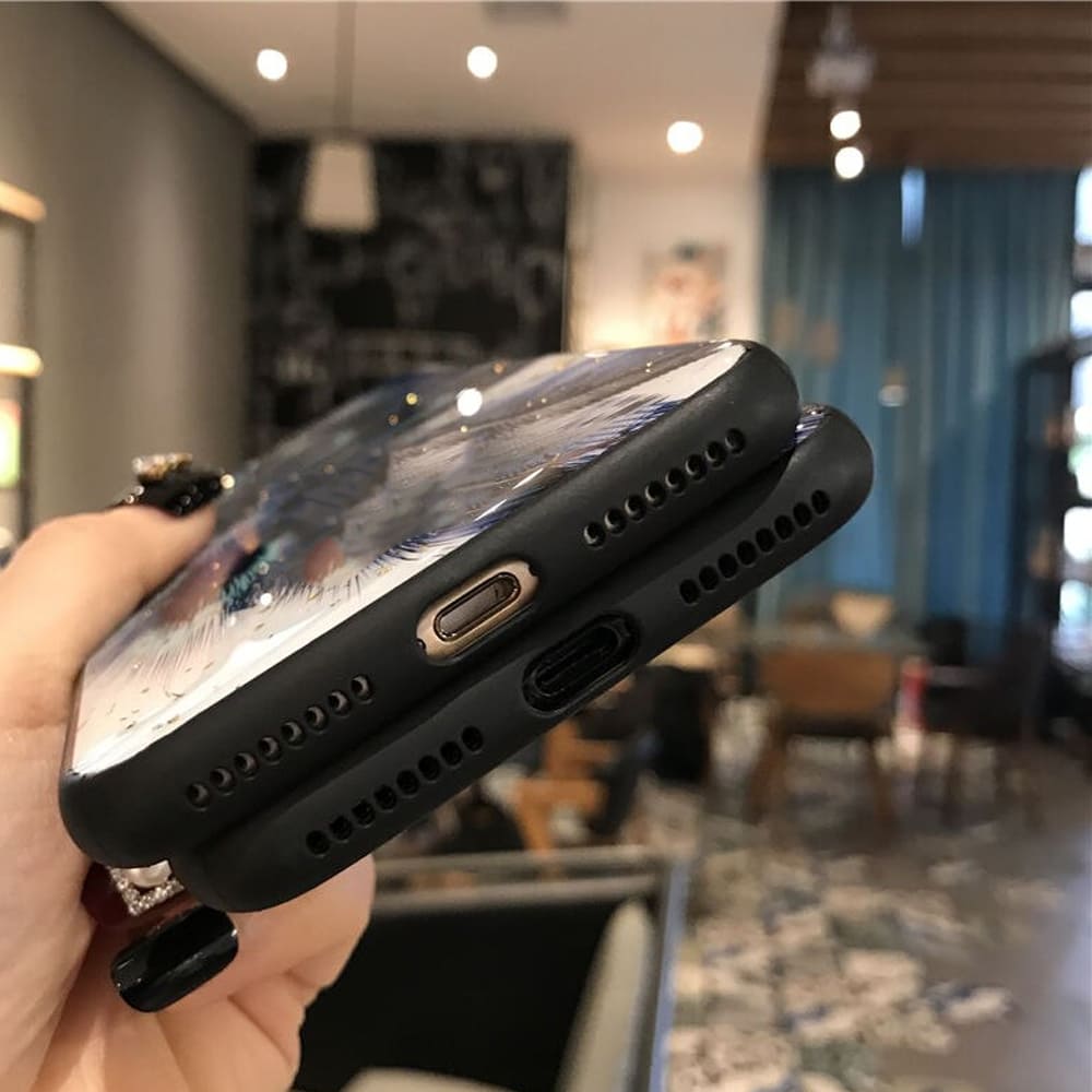 Etui do iPhone 13 brokatowe zielone pióra z cząstkami złota