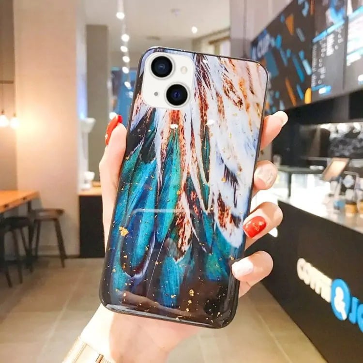 Etui do iPhone 13 brokatowe zielone pióra z cząstkami złota