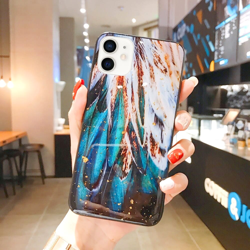 Etui do iPhone 12 brokatowe zielone pióra z cząstkami złota