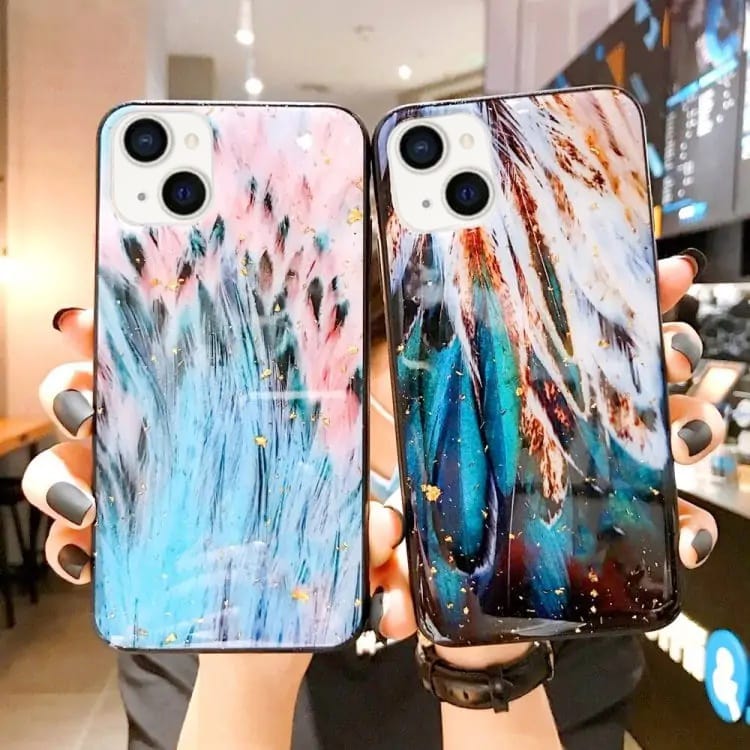 Etui do iPhone 13 brokatowe zielone pióra z cząstkami złota