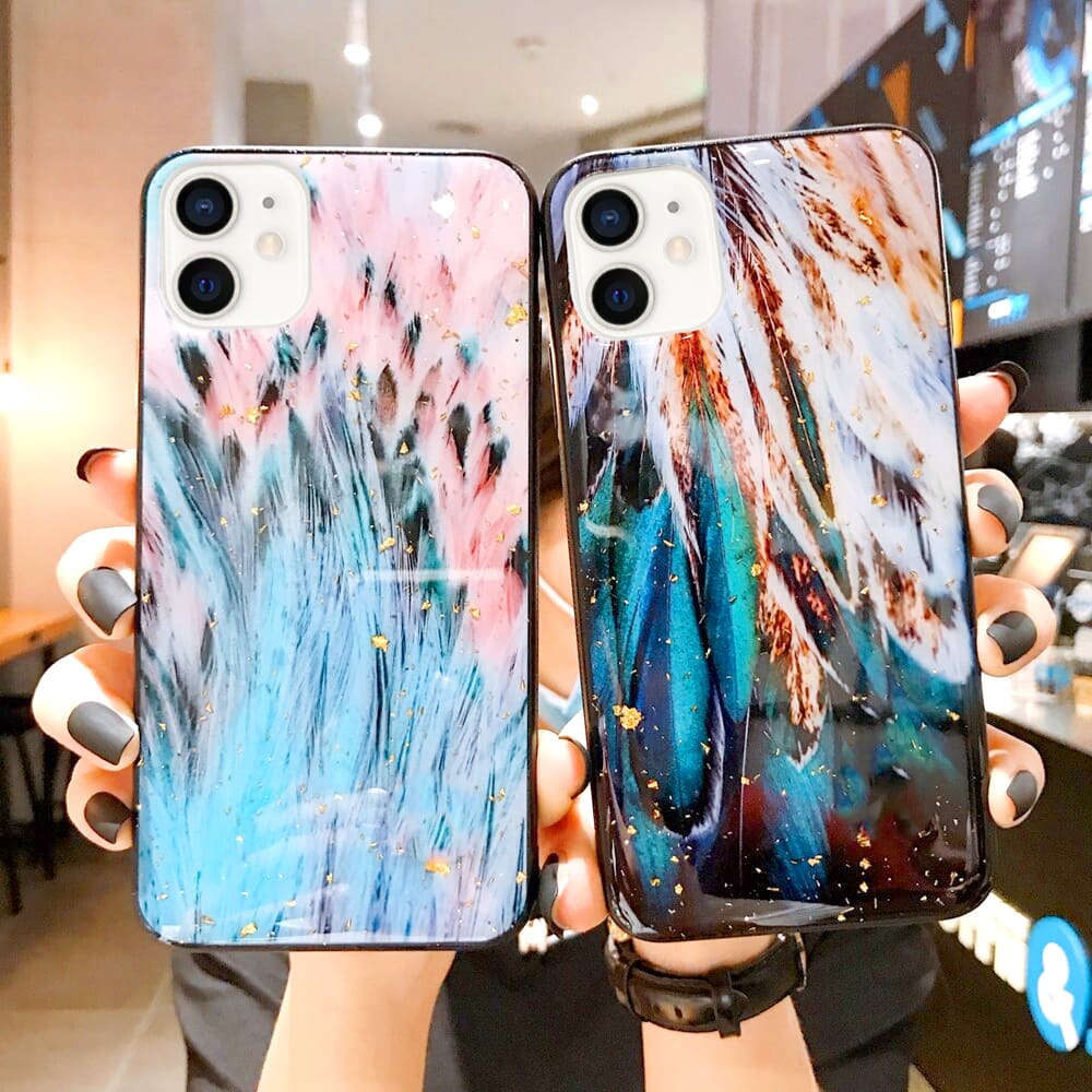 Etui do iPhone 12 brokatowe zielone pióra z cząstkami złota