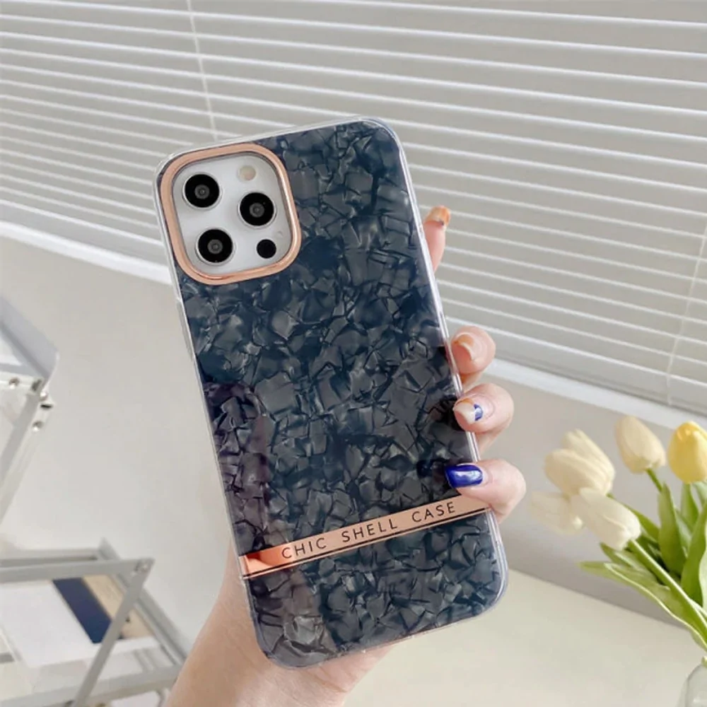 Etui do iPhone 13 Pro Chic Case szykowne perły, złote zdobienia, czarne