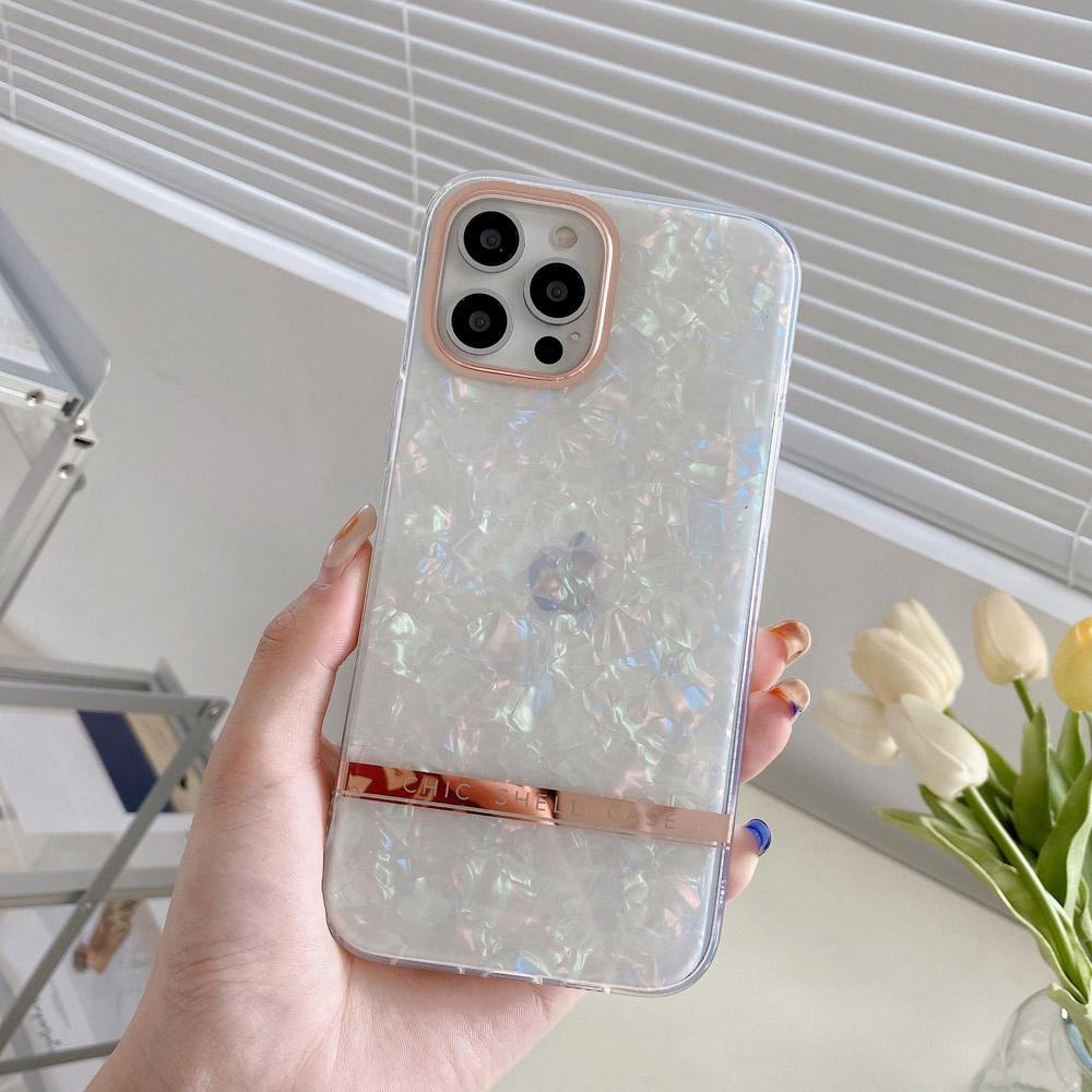 Etui do iPhone 13 Pro Chic Case szykowne perły, złote zdobienia, białe