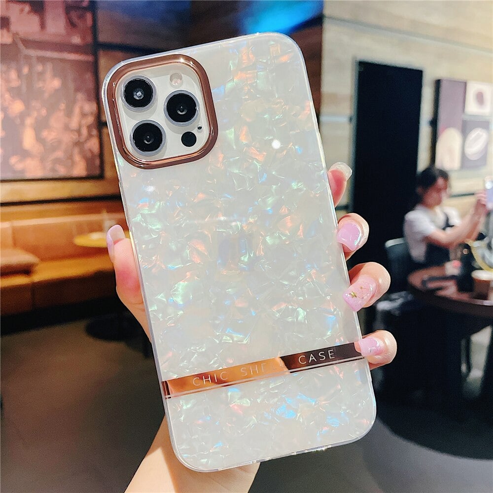 Etui do iPhone 13 Pro Chic Case szykowne perły, złote zdobienia, białe