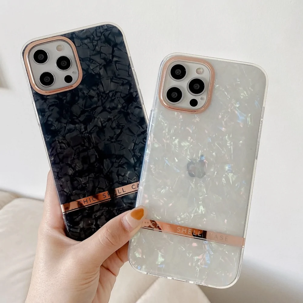 Etui do iPhone 13 Pro Chic Case szykowne perły, złote zdobienia, białe