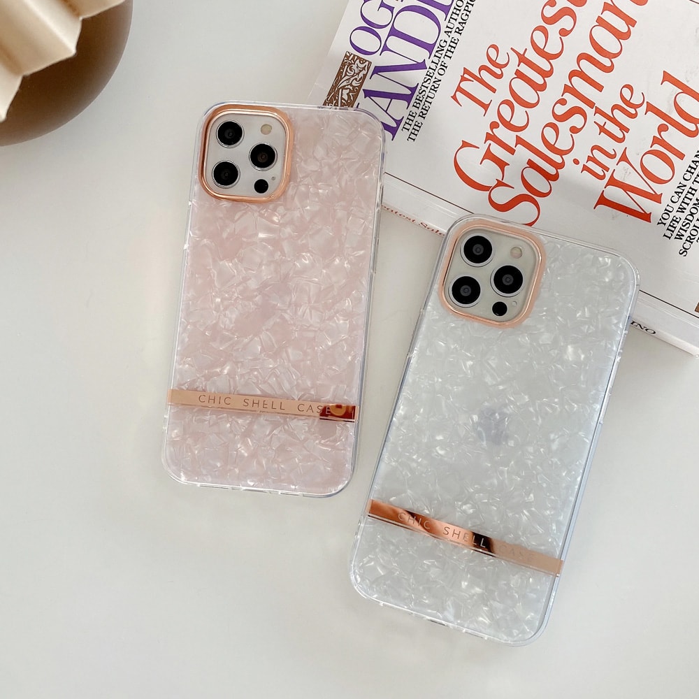 Etui do iPhone 13 Pro Chic Case szykowne perły, złote zdobienia, białe