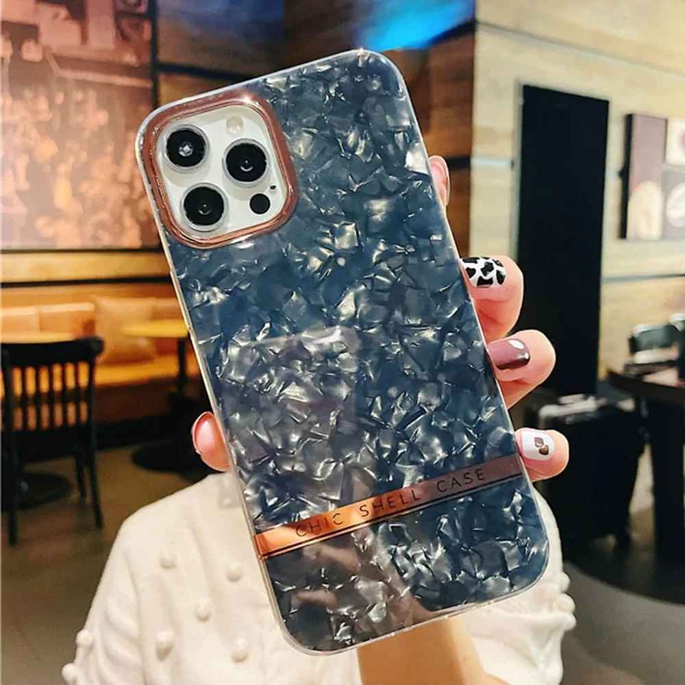 Etui do iPhone 13 Pro Chic Case szykowne perły, złote zdobienia, czarne