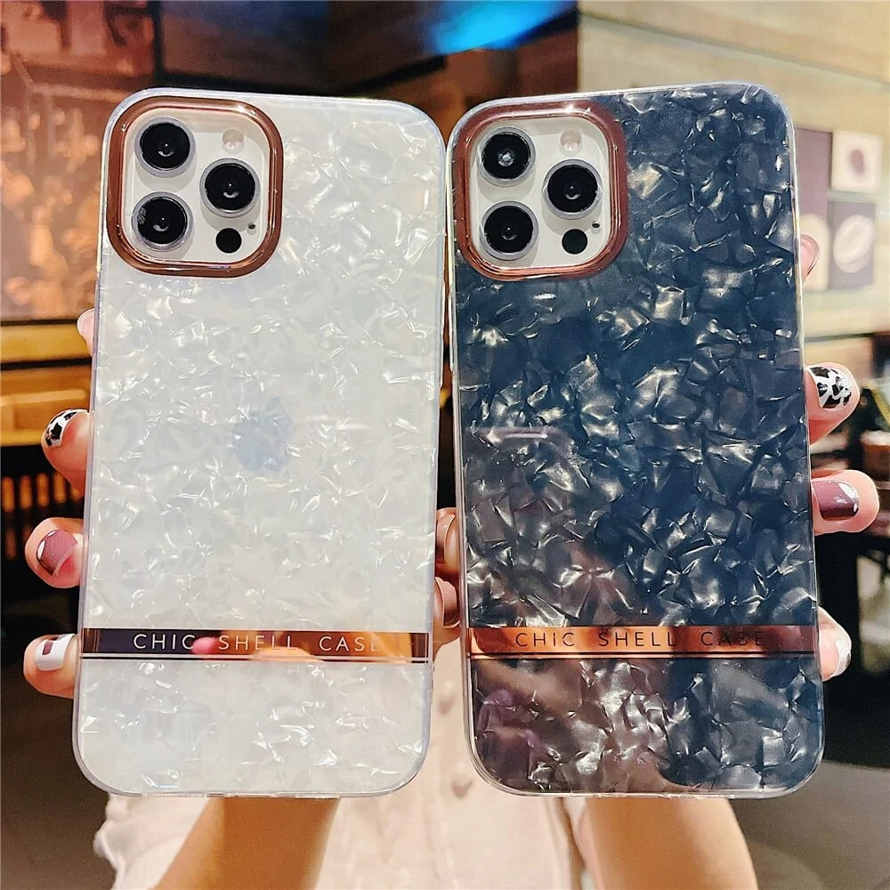 Etui do iPhone 13 Pro Chic Case szykowne perły, złote zdobienia, białe