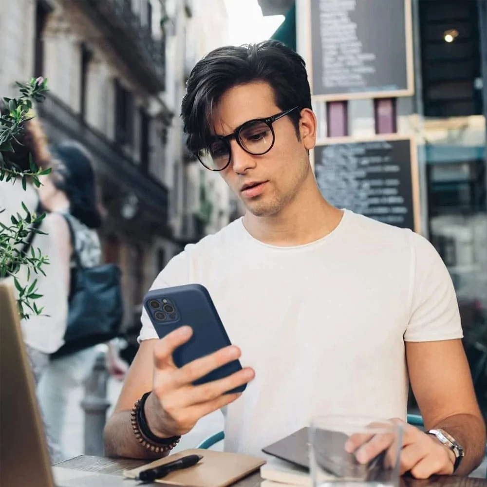 Etui do iPhone 13 Mini silikonowe z mikrofibrą soft touch z osłoną na aparat, granatowe