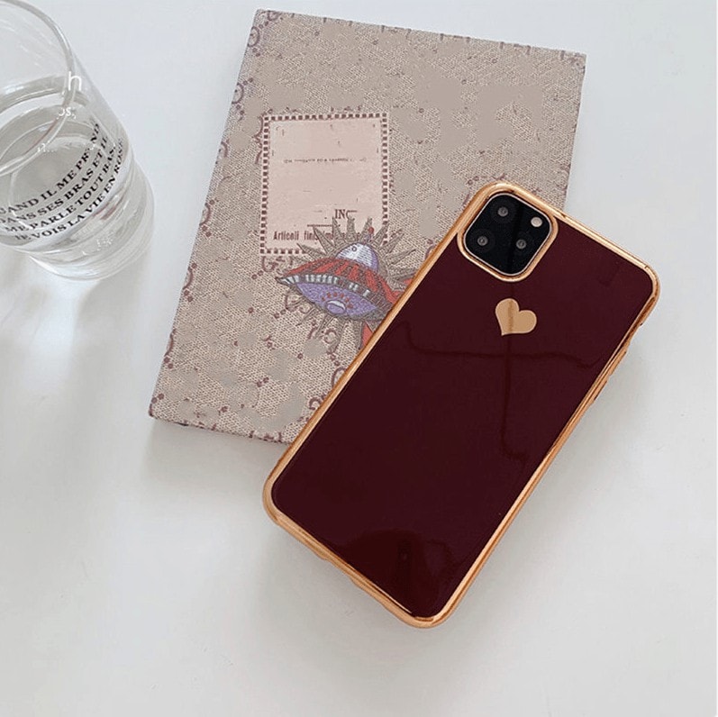 Etui do iPhone 12 Pro luksusowe z złotym sercem i zdobieniami bordowe