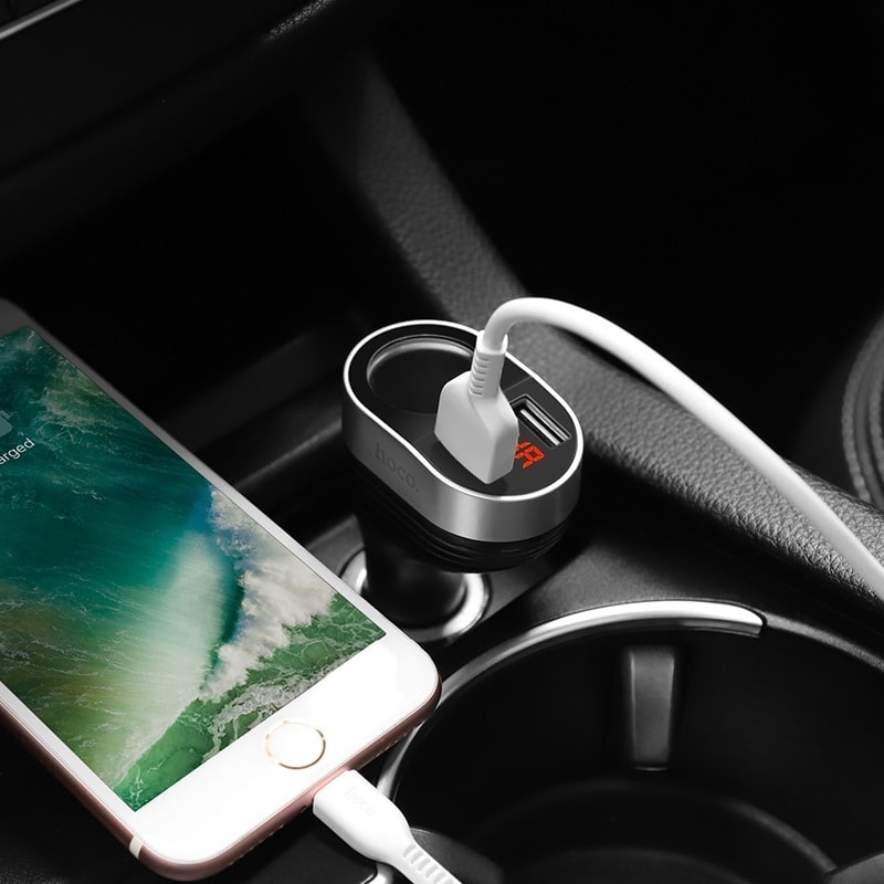 Samochodowa ładowarka z gniazdem zapalniczki i wyświetlaczem czarna