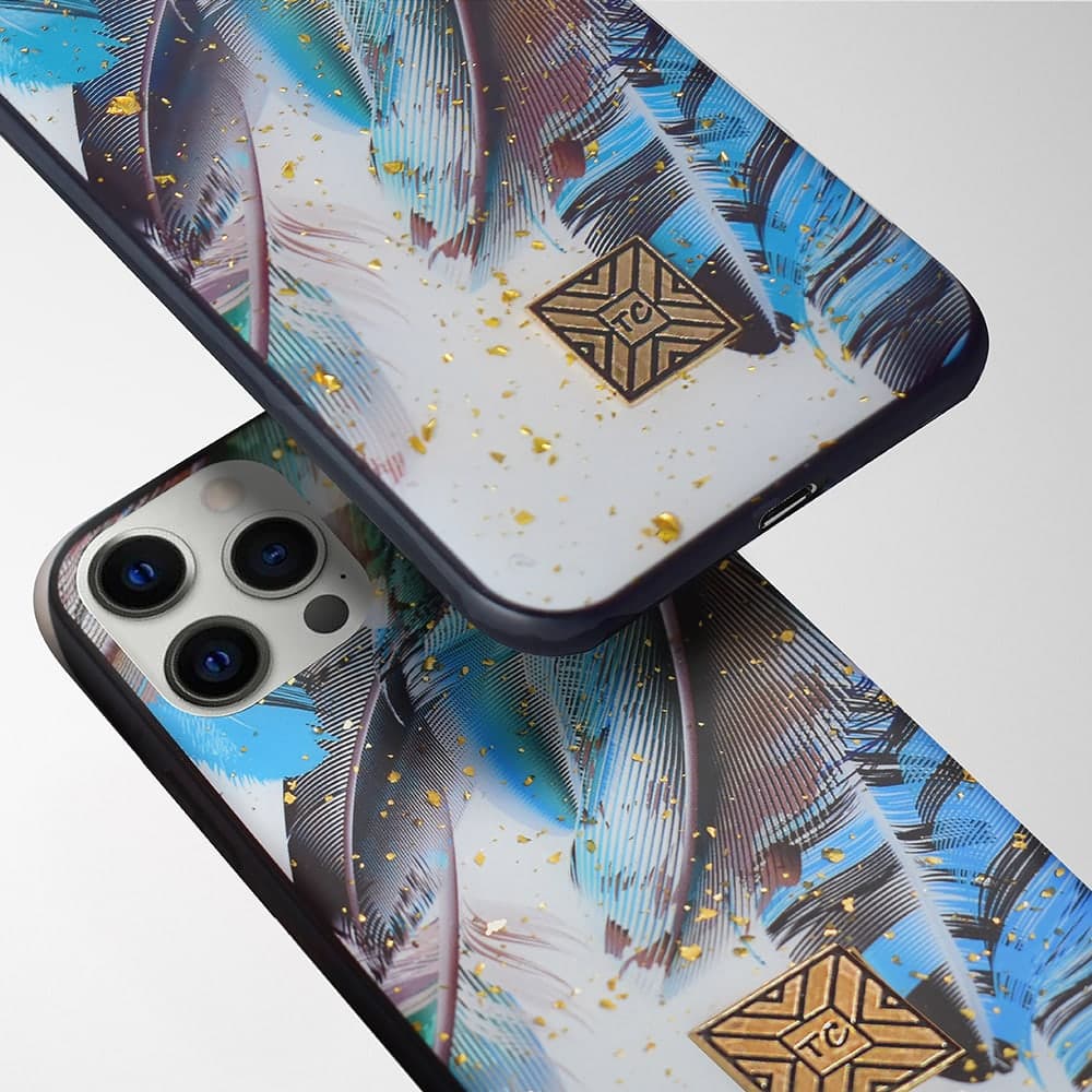 Etui do iPhone 12 Pro eleganckie pióra ze złotymi drobinami