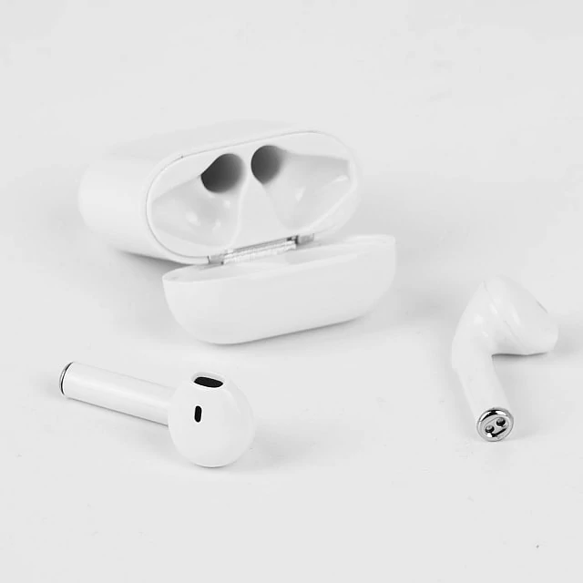 Słuchawki sportowe douszne z Bluetooth i pudełkiem ładującym – kolor biały