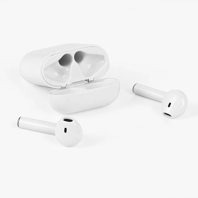 Słuchawki sportowe douszne z Bluetooth i pudełkiem ładującym – kolor biały