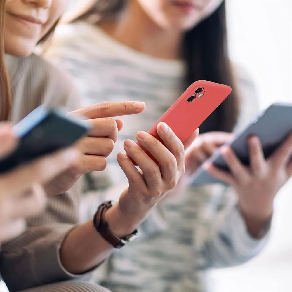 Etui do iPhone 11 silikonowe z mikrofibrą soft touch z osłoną na aparat, jasny bordowy