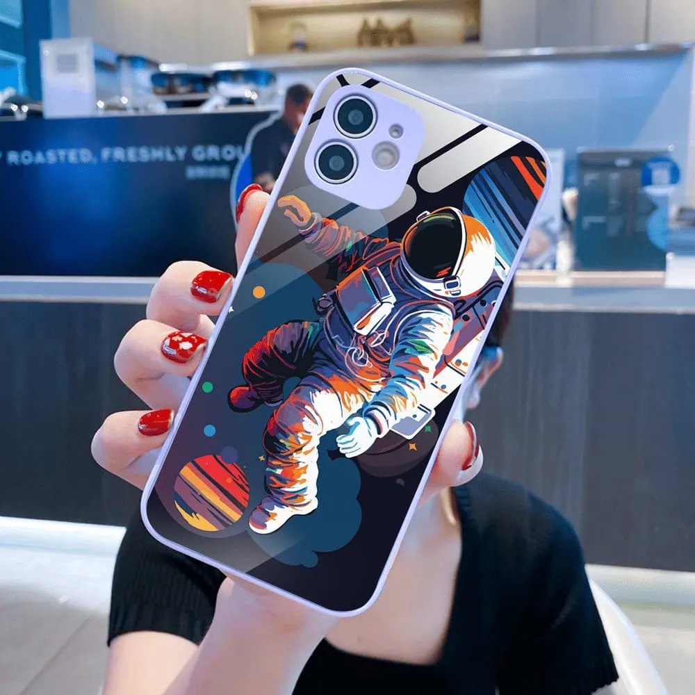 Etui do iPhone 12, szklany tył, osłona kamery, Kosmiczny podróżnik, fioletowe