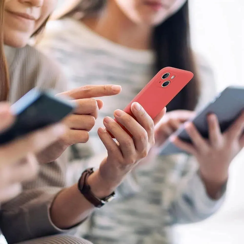 Etui do iPhone 13 silikonowe z mikrofibrą soft touch z osłoną na aparat, jasny bordowy