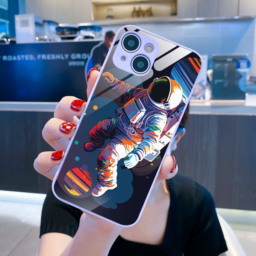Etui do iPhone 13, szklany tył, osłona kamery, „Kosmiczny podróżnik”, fioletowe