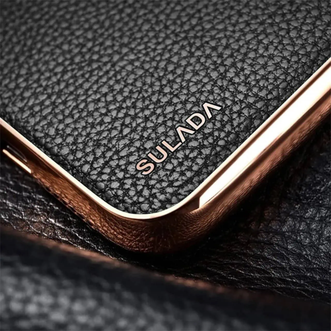 Etui do iPhone 15 Pro eleganckie luksusowe skórzane, z osłoną kamery, czarne ze złotem