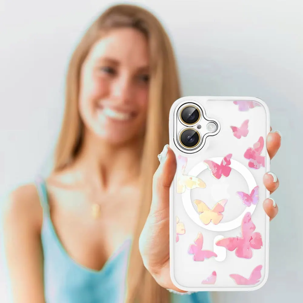 Kobieta trzyma pokrowiec na telefon z motylami.