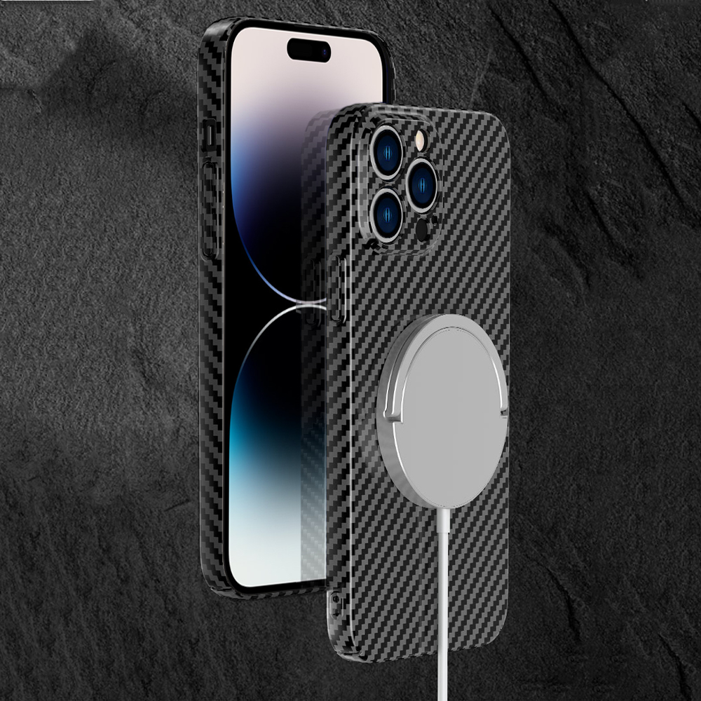 Etui do iPhone 13 Pro Carbon Shell MagSafe ultracienkie, czarne