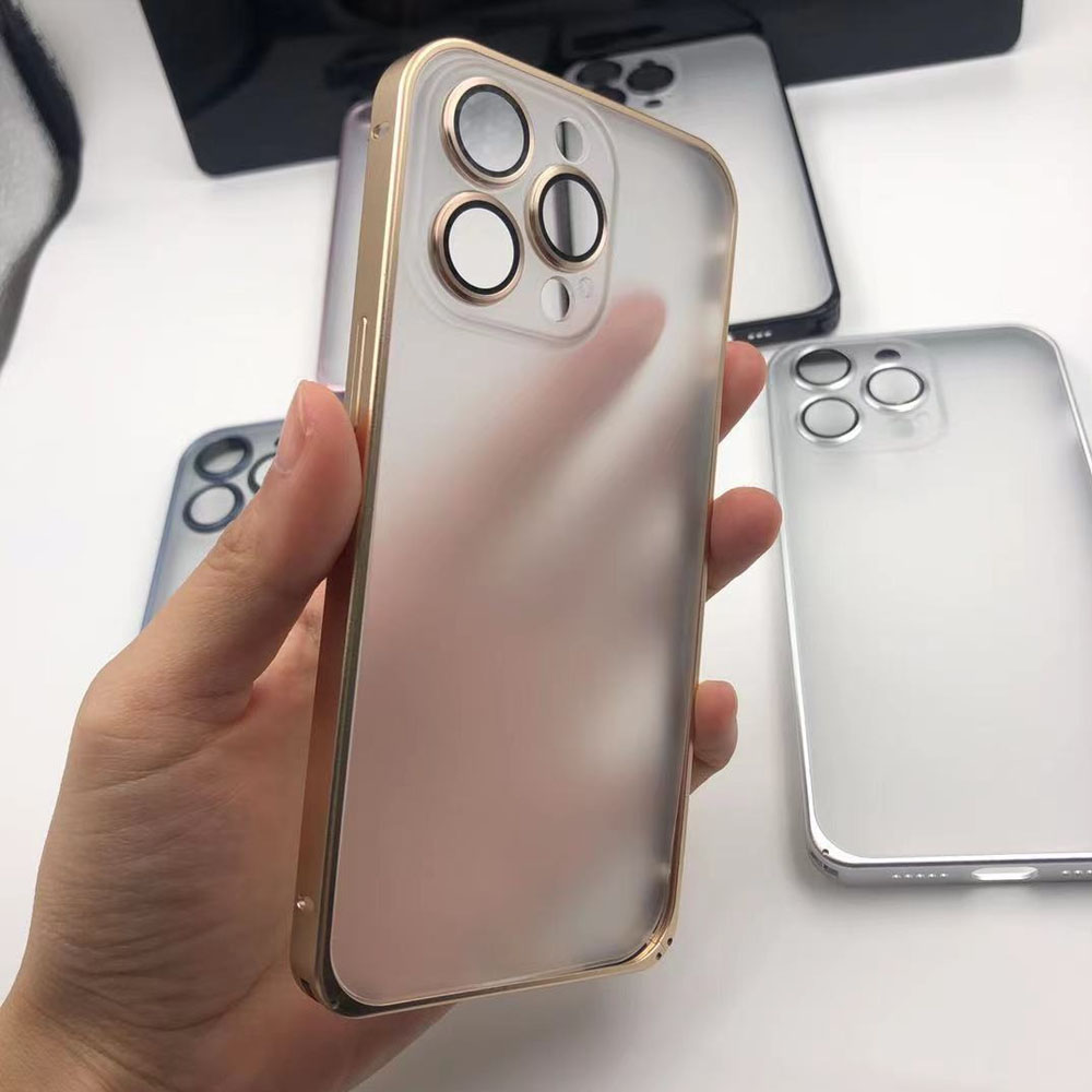 Etui do iPhone 13 Pro Metalic Gold Frame Oryginal matowe, ochrona aparatu, złota ramka