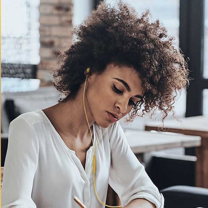 Słuchawki dokanałowe piękne złote przewodowe złącze 3,5 mm mini jack